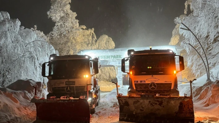 Kocaelİ'de karla mücadelede eden ekipler yolları açmaya devam ediyor