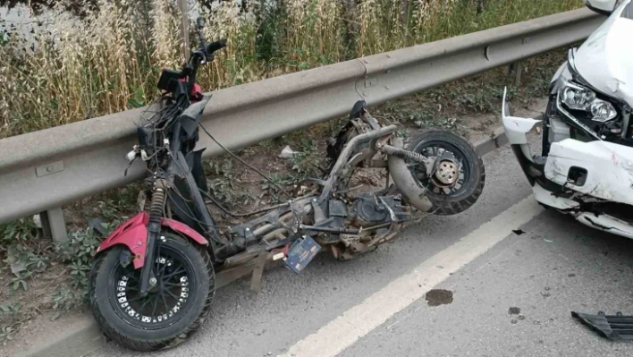 Kocaeli'de motosiklet bariyerlere çarptı: 1'i ağır 2 yaralı