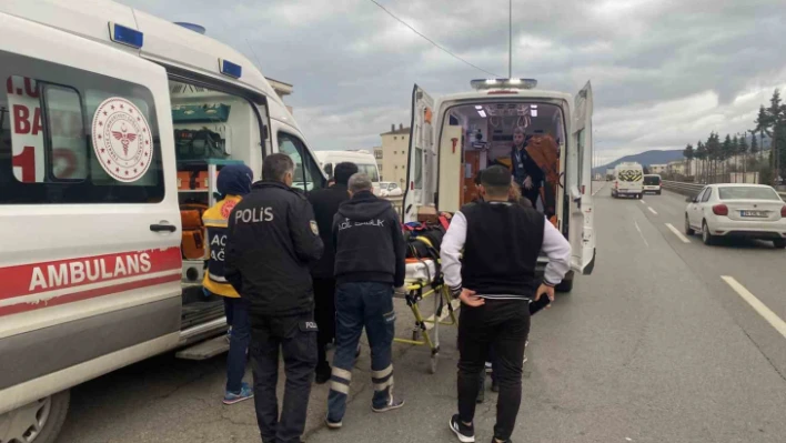 Kocaeli'de otomobil bariyerlere çarptı: 3 yaralı