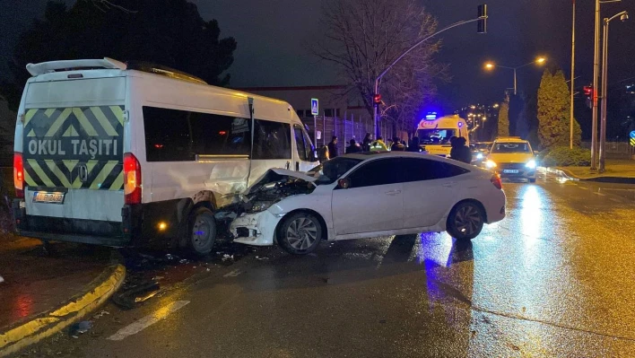 Kocaeli'de servis minibüsü otomobille çarpıştı: 4 yaralı