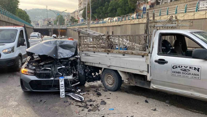 Kocaeli'de zincirleme kaza: 2 kişi yaralandı, otomobil kullanılamaz hale geldi