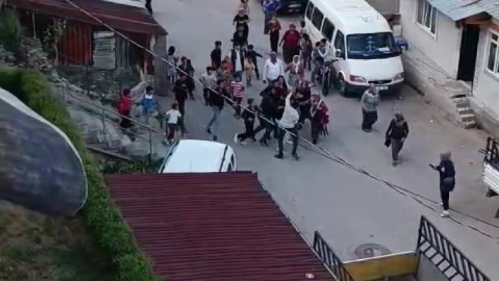 Kocaeli'deki iki grubun kavgasında tuğlalar havada uçuştu