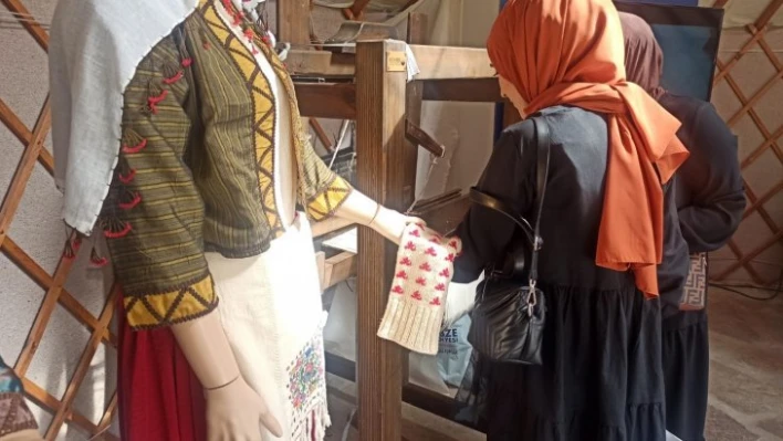 Kocaeli'nin tanıtım çadırı Ahlat'ta ilgi görüyor