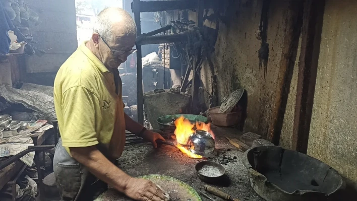 Kocaeli'nin tek kalaycısı, mesleğini ayakta tutmaya çalışıyor