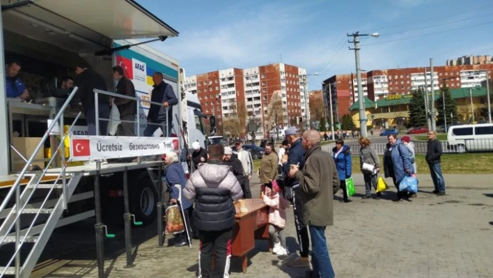 Kocaeli'nin yardım tırı Ukrayna'da yemek dağıtımına devam ediyor