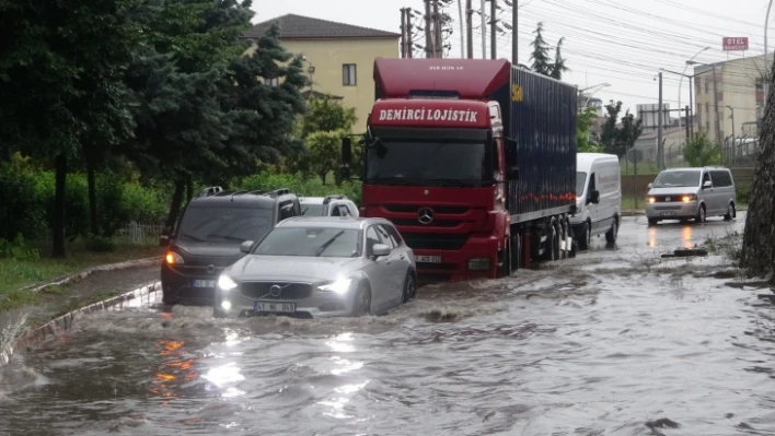 Kocaeli şiddetli yağmur sebebiyle adeta su altında kaldı, deniz ve dereler taştı, yollar göle döndü