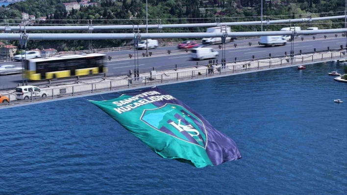 Kocaelispor'un bayrağı İstanbul Boğazı'nda dalgalandı