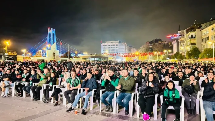 Kocaelisporlu taraftarlar Kent Meydanı'na akın etti