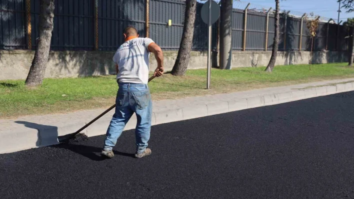 Körfez'de 1 günde 500 ton asfalt serildi