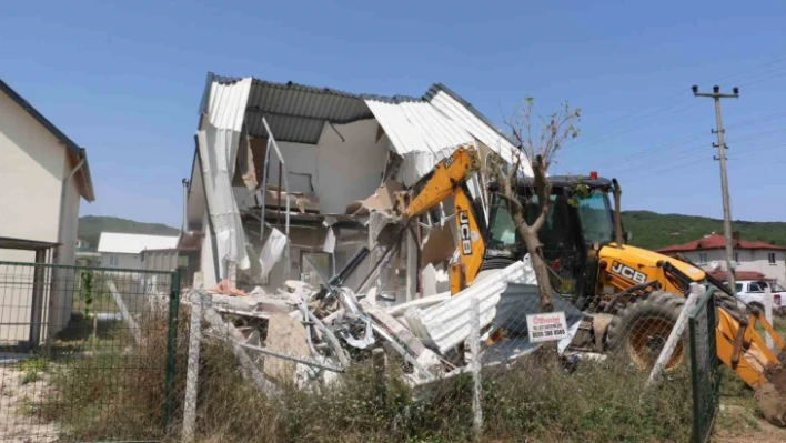 Körfez'de 1 haftada 15 kaçak yapı yıkıldı