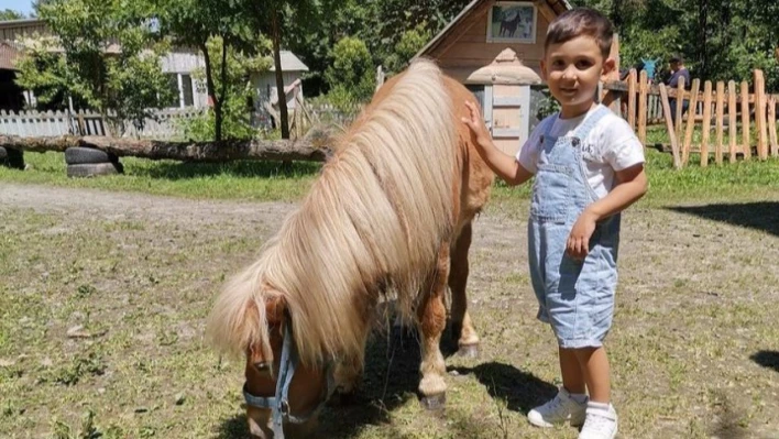 Körfez'de 4 yaşındaki Yağız balkondan düşerek hayatını kaybetti