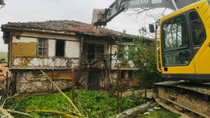 Körfez'de 6 orta hasarlı bina yıkıldı