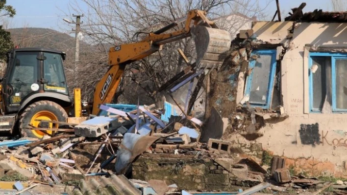 Körfez'de metruk binalar yıkılıyor