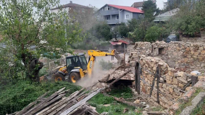 Körfez'de metruk binalar yıkılıyor