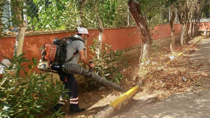 Körfez'de okul bahçeleri temizlendi