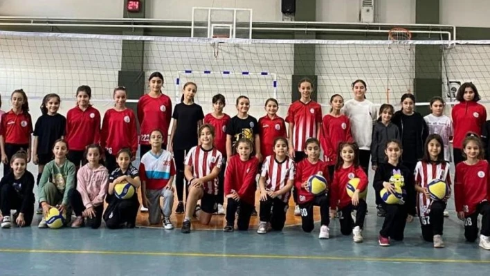 Körfez'de voleybol ve basketbol okullarına ilgi büyük