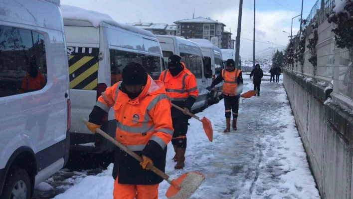 Körfez'de yollara 2 bin 750 ton tuz döküldü