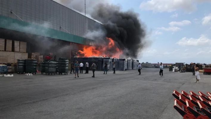 Korkutan yangın: Migros'un deposu alevlere teslim oldu