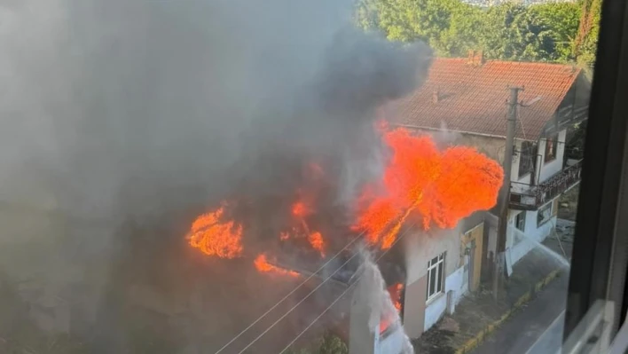 Korkutan yangın, tak katlı ev alev topuna döndü