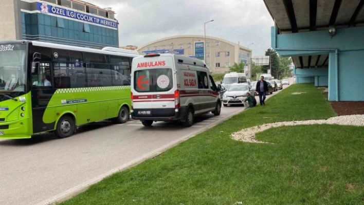 Koşarak karşıya geçen yaya otomobilin aynasına çarpıp yaralandı