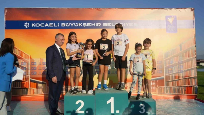 Kuşaklar arası bağları güçlendirmek amacıyla 7'den 70'e atletizm pistinde yarıştılar