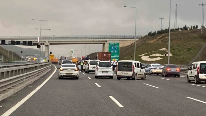 Kuzey Marmara Otoyolu'nda bir kişi tır şoförünü rehin aldı, ikna çabaları sürüyor