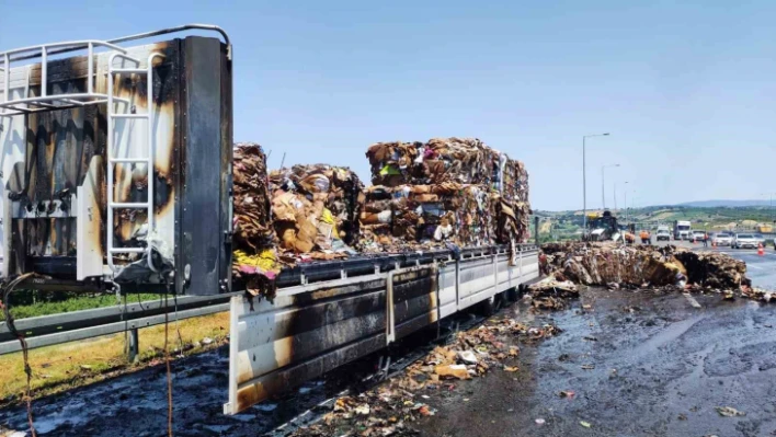 Kuzey Marmara Otoyolu'nda hurda kağıt yüklü tır dorsesi alevlere teslim oldu