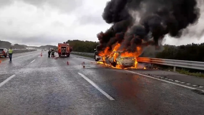 Kuzey Marmara Otoyolu'nda iki otomobil alev topuna döndü: 4 yaralı