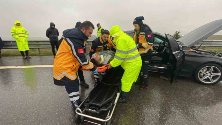 Kuzey Marmara Otoyolu'nda lüks otomobil tıra çarptı: 2'si ağır 3 yaralı