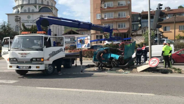 Lastiği kopan otomobil trafik lambaları direğine çarptı: 2'si çocuk 4 yaralı