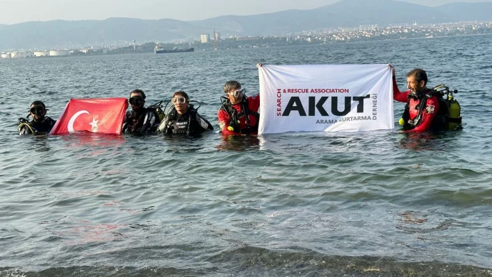 Marmara depreminin 24. yıl dönümünde batık şehre dalarak bayrak açtılar