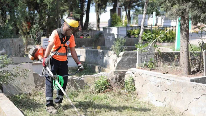 Mezarlıklarda bakım ve onarımı yapılıyor