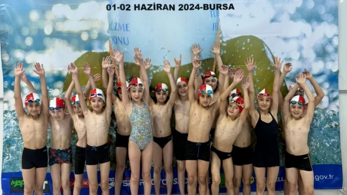Minik yüzücüler Bursa'dan madalyalarla döndü