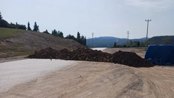 Müteahhit yolu toprakla kapatınca sürücüler evlerine gidemedi