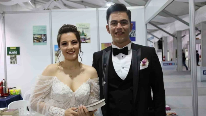 Nikah sonrası soluğu kitap fuarında aldılar