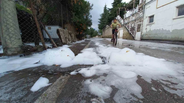 O cadde yine köpükle kaplandı