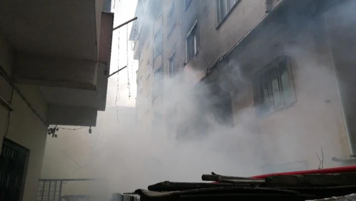 Odunlukta yangın çıktı, apartmanın 1. katına sıçradı
