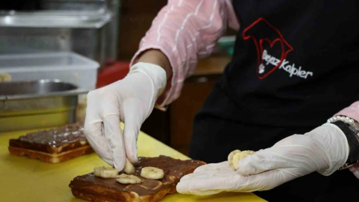 Okul hayatına ara vermek zorunda kalan çocuklar hobi atölyelerinde eğitim alıyor