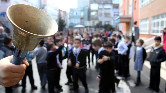 Okullarda yarıyıl tatili heyecanı başladı. 20 milyonu aşkın öğrenci bugün karnelerini alacak...