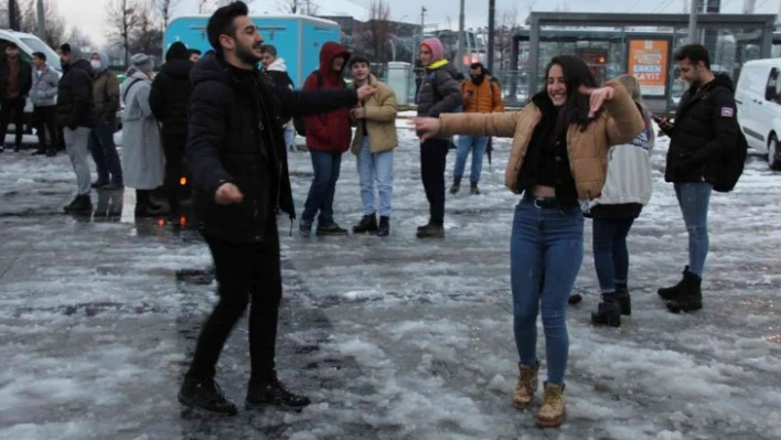 Onlarca kişi karda oyun havasıyla doyasıya eğlendi