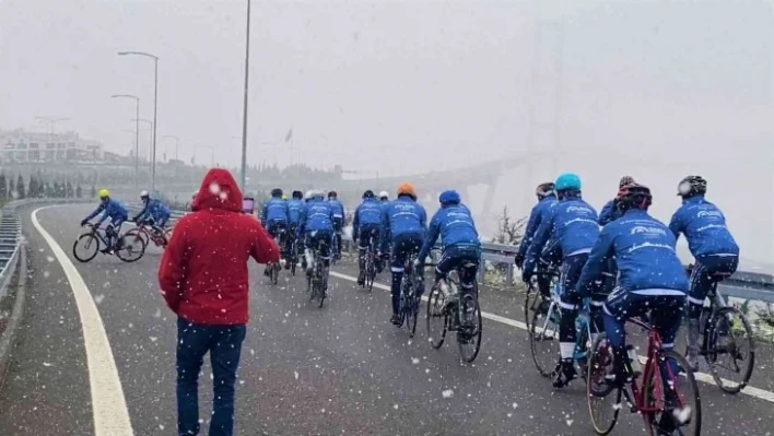 Osmangazi Köprüsü'nde başladılar, Çanakkale'ye kadar pedal çevirecekler