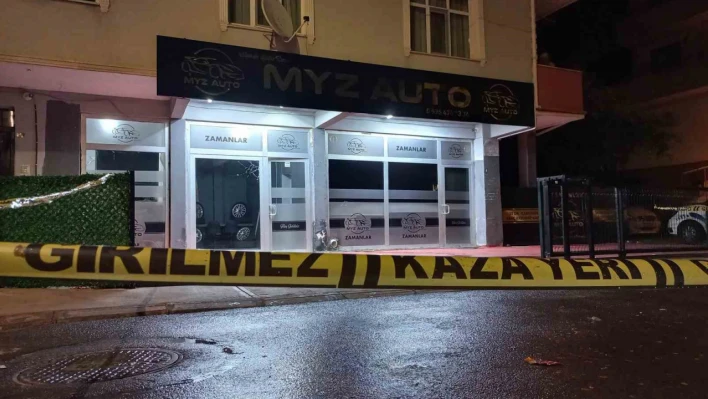 Oto galeriye silahlı saldırı: Kurşunlayıp otomobille kaçtılar