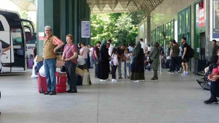 Otogarda bayram yoğunluğu başladı: Kimi tatile kimi aile ziyaretine gidiyor