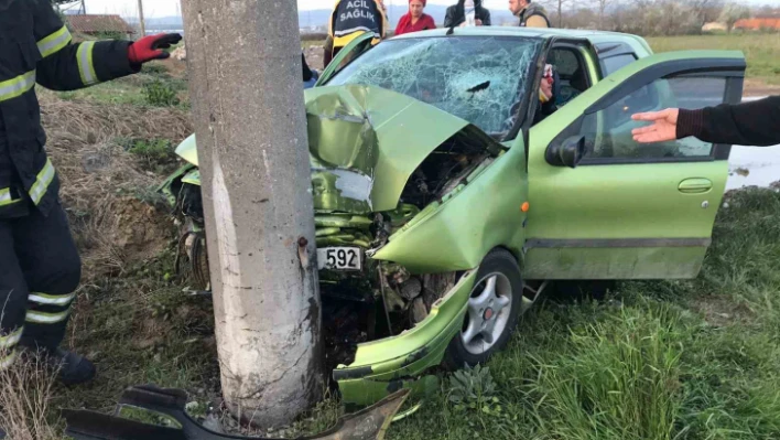 Otomobil beton elektrik direğine çarptı, 4 kişilik aile yaralandı