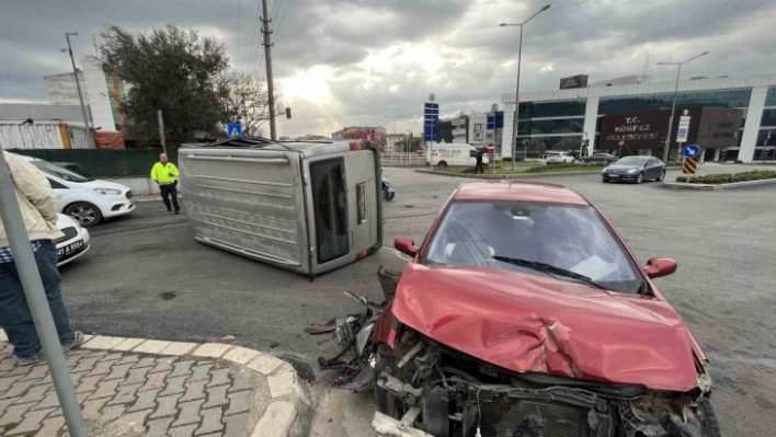 Otomobil ile çarpışan minibüs yan yattı: 1 yaralı