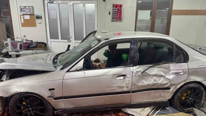 Otomobilin camiye daldığı anların güvenlik kamerası ortaya çıktı