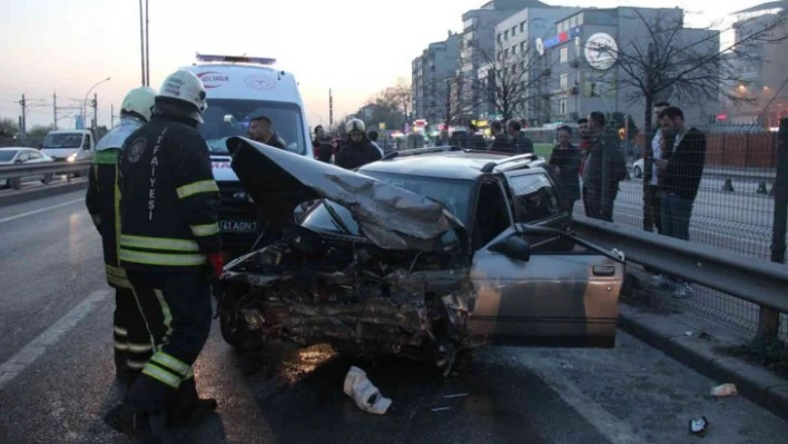 Otomobilin çarptığı aydınlatma direği 2 otomobilin üstüne devrildi: 6 yaralı