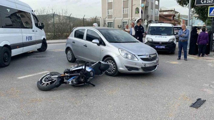 Otomobille çarpışan motosikletli yaralandı