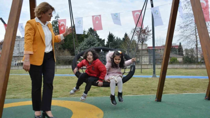 Özel bireyler bu merkezde eğlenerek öğreniyorlar