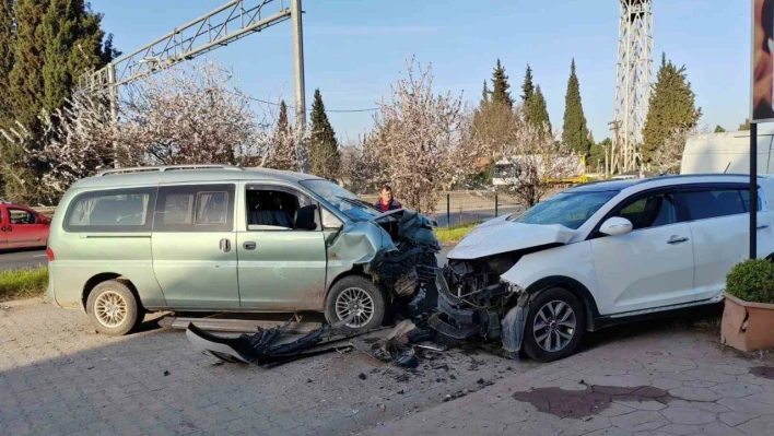 Panelvan ile SUV araç kafa kafaya çarpıştı: 2 yaralı